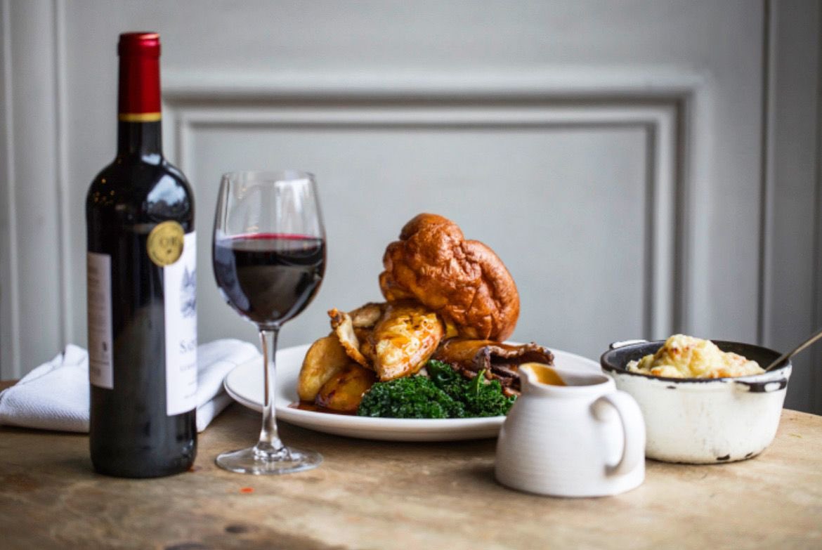 THIS is why we love autumnal Sundays! 🍂 Succulent roasts, paired with a perfect red. If this is what you want out of your Sunday, book now! 🍷 @youngspubs #youngspubs #yummy #sundayroast #perfectpair #roastbeef #roastchicken #goodbeer #goodwine #southwestlondonpub
