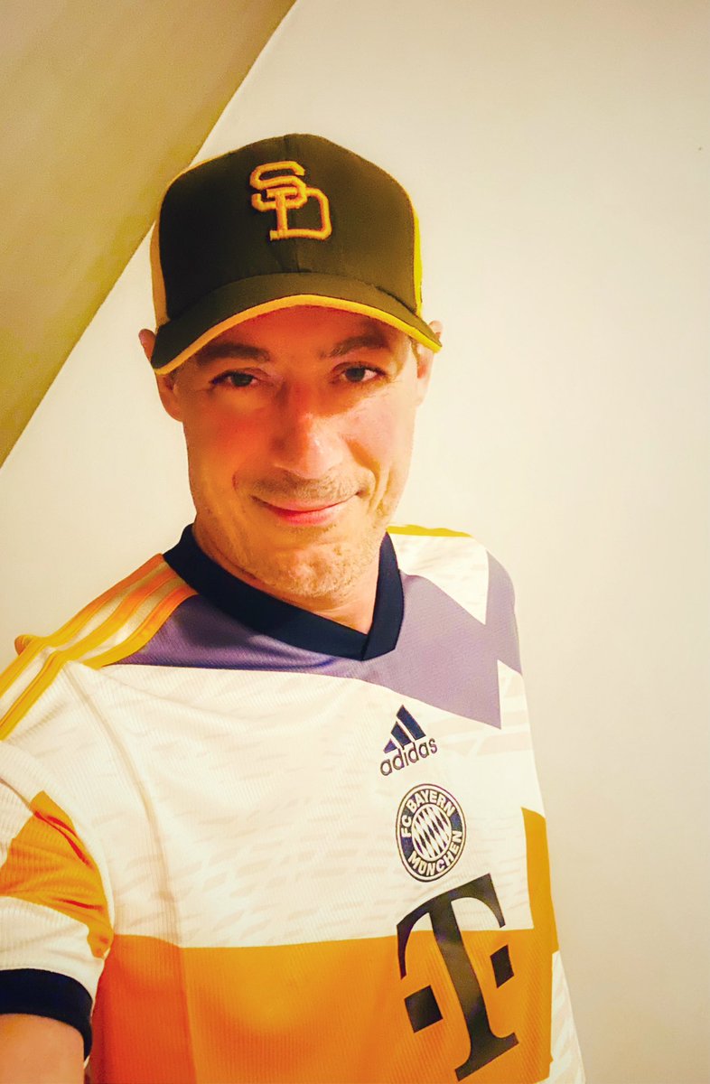 Prepared for tonites games! The #Olympiastadion  shirt looks fab! Matching colour! #lfgsd #sandiego #padres #fcbayern #dfbpokal #FCAFCB #NLCS #CaptureTheMoment #mlb #postseason #baseball <a href="/Padres/">San Diego Padres</a> <a href="/FCBayern/">FC Bayern München</a> #thegooseisloose #WorldSeries <a href="/JB_Podcast/">Just Baseball</a> <a href="/AJCassavell/">AJ Cassavell</a>