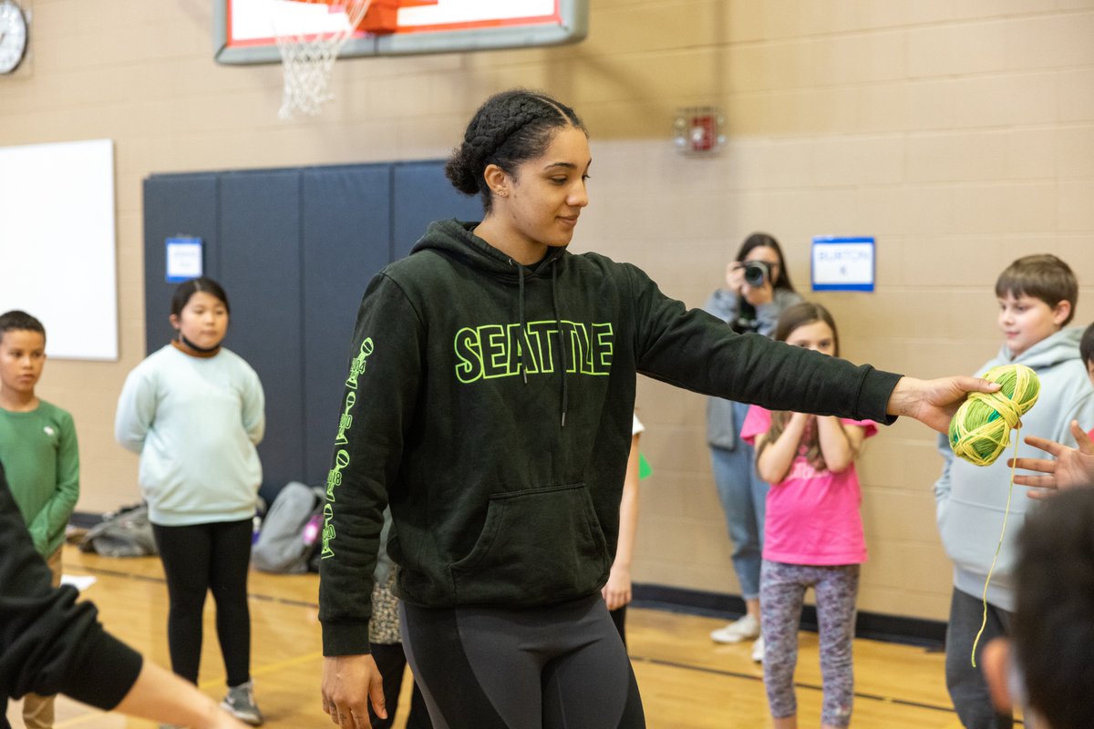 We had a blast with @gabbywilliams15 and @SeattleKraken teaching Cedarhurst Elementary fourth graders about teamwork and leadership for the fall series of LETS Play by @Symetra! 🤝 #TakeCover