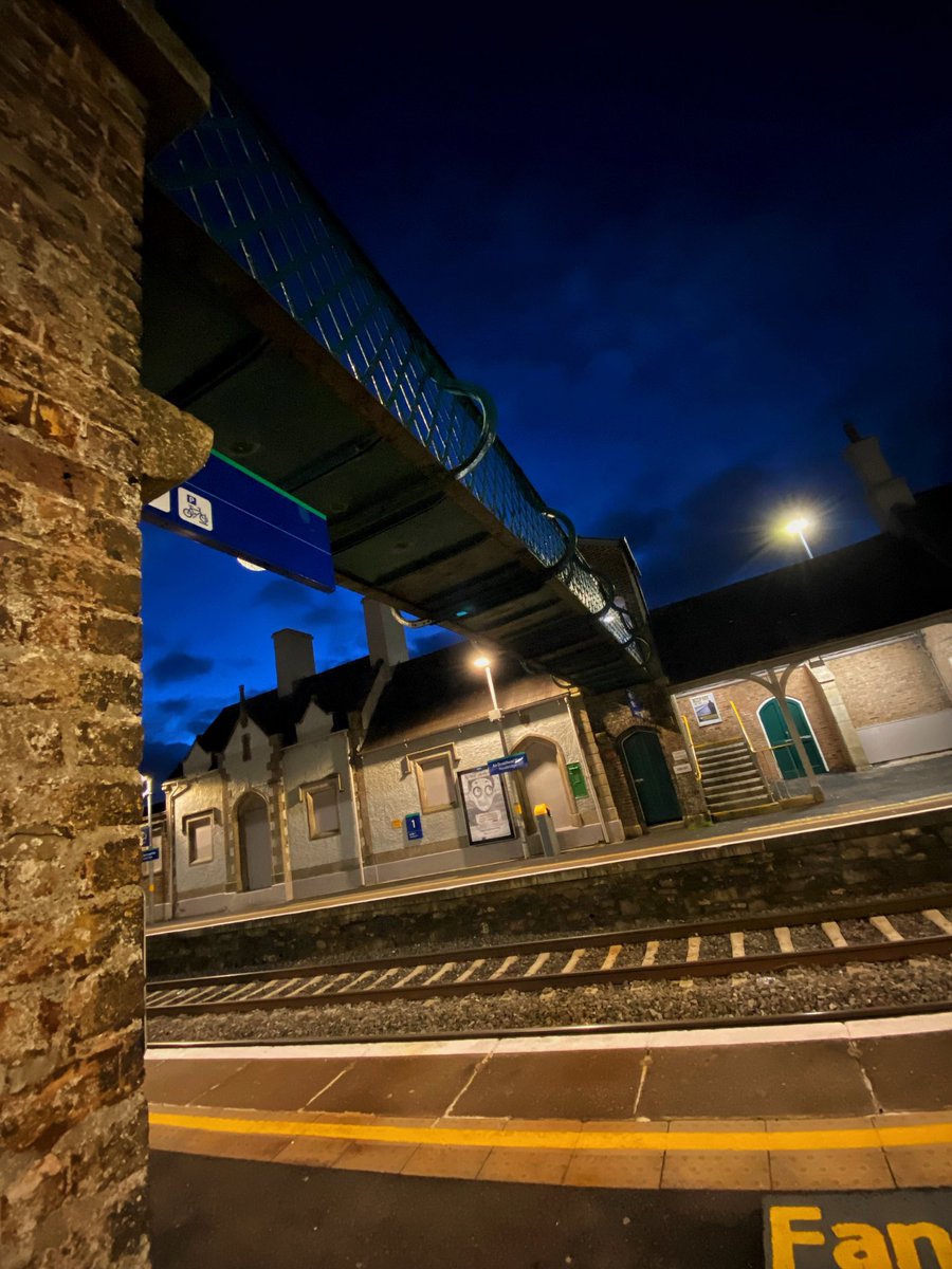 Eamon_Timmins's tweet photo. An empty #Newbridge train station before the morning rush. #CommutersLife https://t.co/oAlhEW7D36
