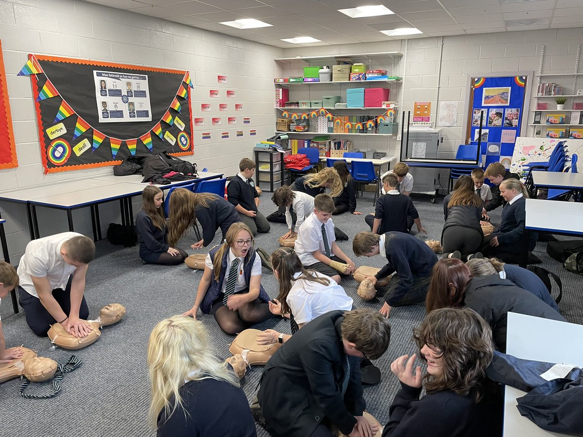 MissRhJamesYGG's tweet photo. Blwyddyn 8 @YsgolGwynllyw yn ymarfer CPR @TheBHF heddiw mewn gwers Meddwlgarwch a Lles #Lles #LLESYGG https://t.co/H5bu5XJwR9