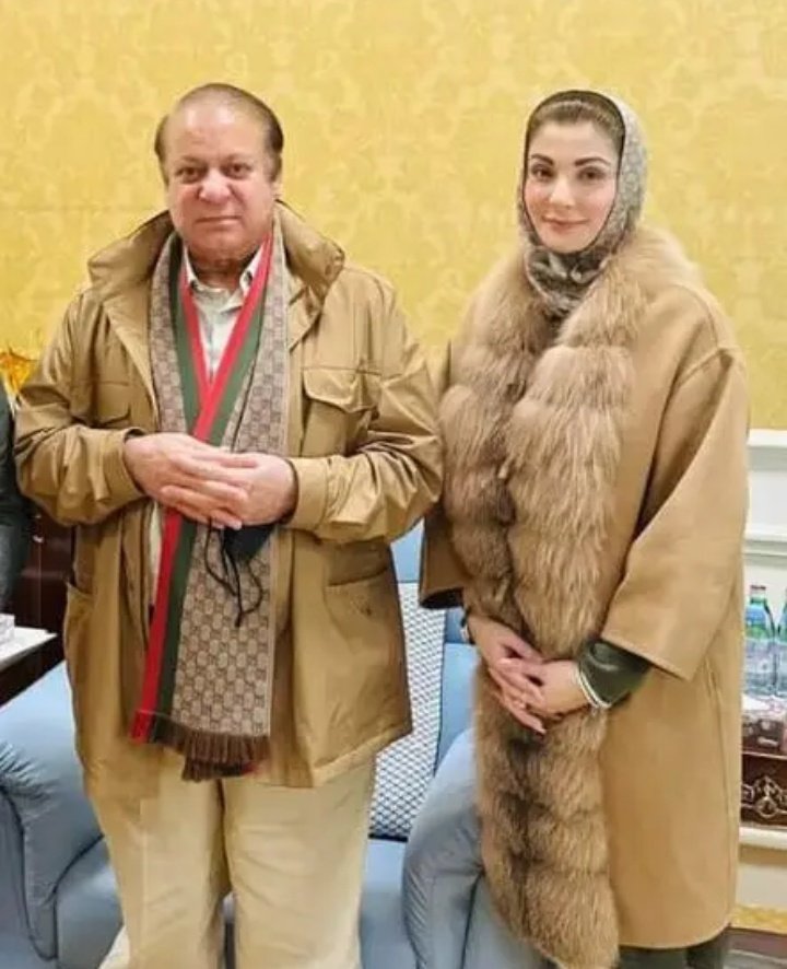 gujrat_hussain's tweet photo. مفلر رومال میاں صاحب نے کندھے پہ رکھا تھا تصویر بنوانے کے لیے گلے میں ڈالا ہے۔ https://t.co/oi6702ZnPn