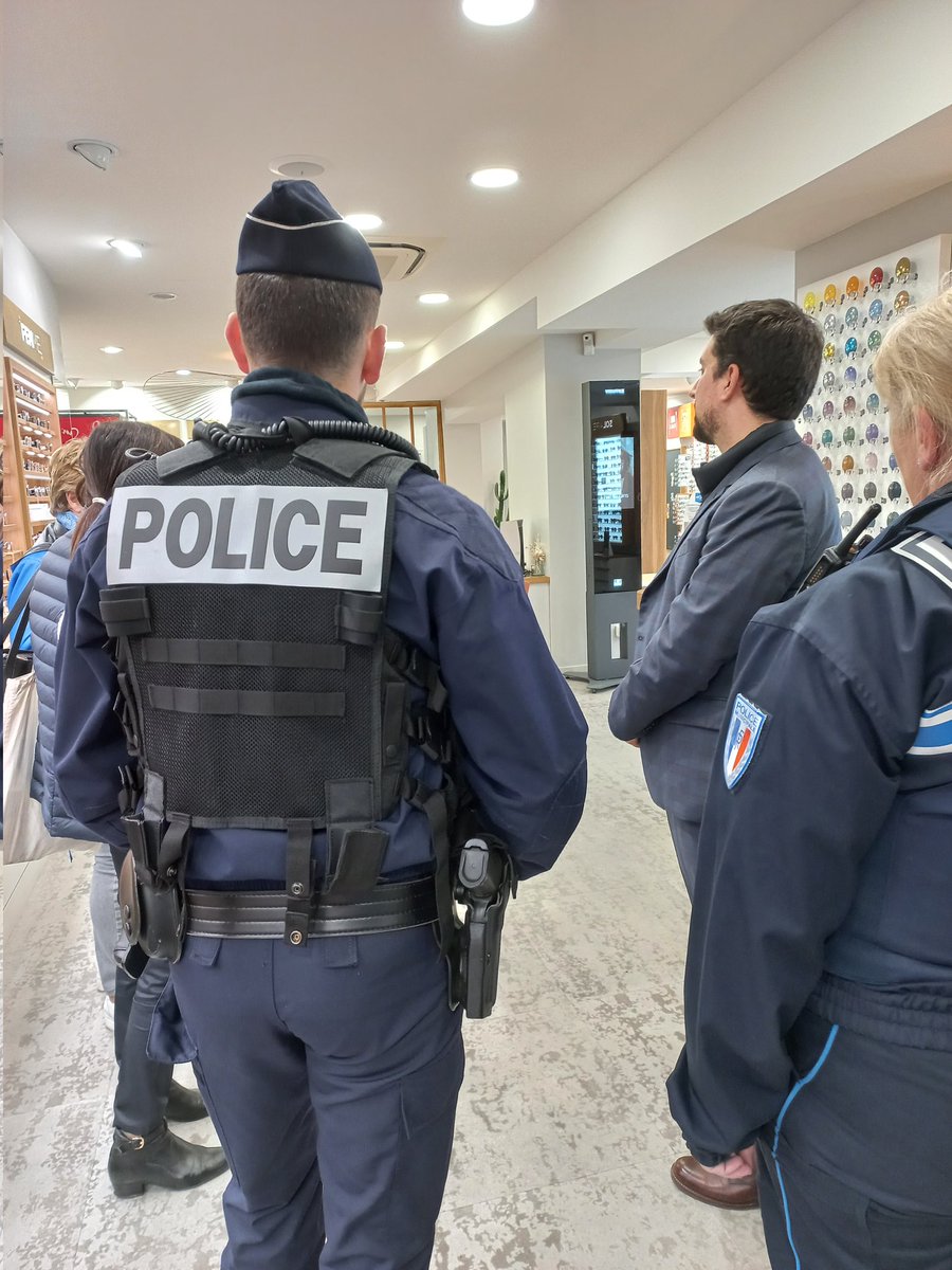 #sécurité I Le directeur de cabinet du <a href="/Prefet80/">Préfet de la Somme</a> aux côtés des élus <a href="/HubertdeJenlis/">Hubert de Jenlis</a> <a href="/NLavallard/">Nathalie Lavallard</a> et N.Leclercq à la rencontre des commerçants de la rue de Noyon à #Amiens pour échanger sur leurs préoccupations lors d'une patrouille conjointe <a href="/PoliceNat80/">Police nationale 80</a> et police municipale.