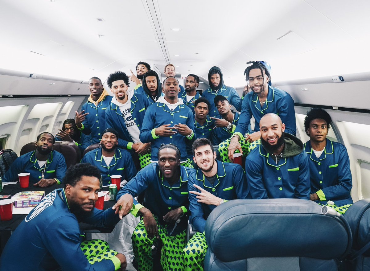 TheDailyWolves's tweet image. WOLVES GIVEAWAY 🐺

To celebrate opening day we’re giving away a pair of the same Wolves pajamas shown in the picture to one lucky fan. (SIZE L)

HOW TO ENTER:
- Must be following me
- Retweet this post 
- Leave a like 

Winner announced today at 4PM CT right here on Twitter.