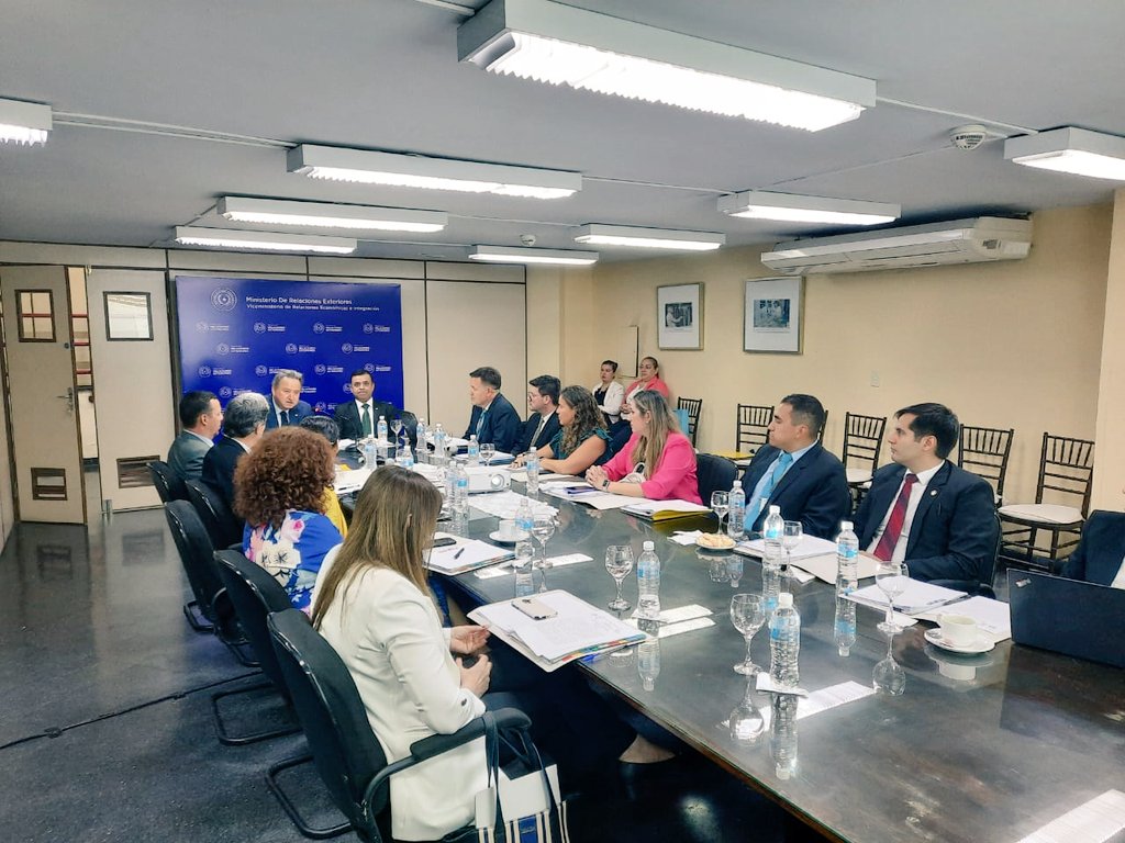 DDHHSenadoPy's tweet photo. En representación de la Comision #DDHHSenadopy la asesora técnica Abog. Natalia Vidal, participó de la 3ra reunión ordinaria de la Comisión Nacional de Apátridas y Refugiados (CONARE)
#SenadoPy El encuentro se realizó en el Ministerio @mreparaguay https://t.co/nvrZswhWXb