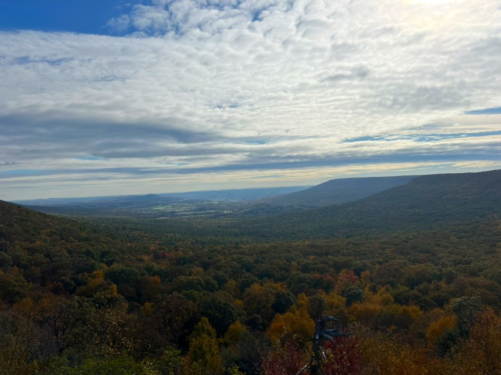 hprhs_AVeldran's tweet photo. What a cool trip to #HawkMountain! AP Environmental had a blast!⛰️🌱 @kfenlon67 @HPRwildcats @JonTallamy @HighPointSTEM @hprhs_owagner #apenvironmental #hprwildcats #TopofNJ https://t.co/3qa5Gak869