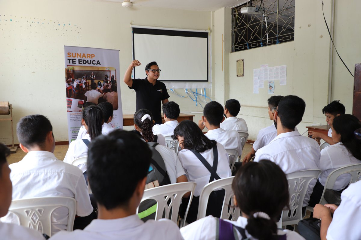 SunarpOficial's tweet photo. #NoticiasSunarp | A través de la Zona Registral VI - Sede Pucallpa, 70 estudiantes de nivel secundaria de la I. E. La Inmaculada participaron del programa de inclusión registral #SunarpTeEduca, espacio donde se abordó la importancia de registrar los bienes en la #Sunarp. https://t.co/Ut1OzjG5fb