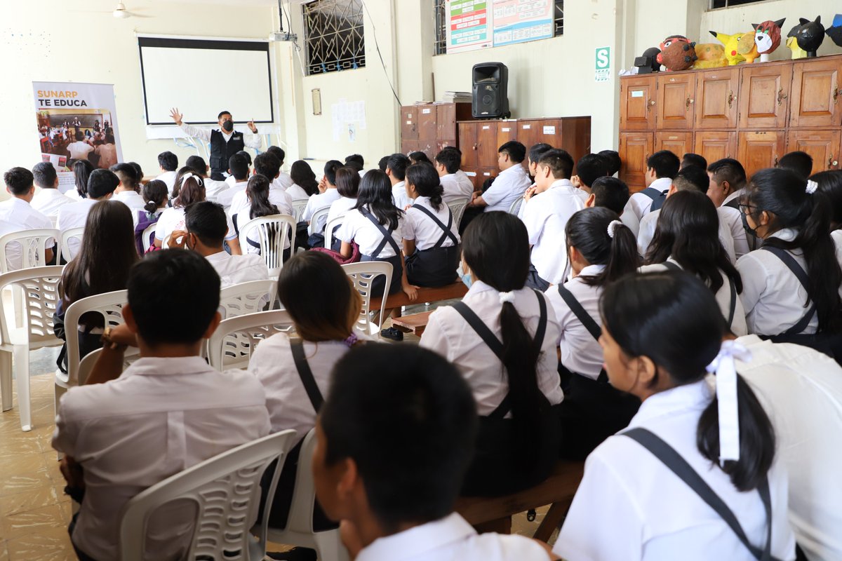 SunarpOficial's tweet photo. #NoticiasSunarp | A través de la Zona Registral VI - Sede Pucallpa, 70 estudiantes de nivel secundaria de la I. E. La Inmaculada participaron del programa de inclusión registral #SunarpTeEduca, espacio donde se abordó la importancia de registrar los bienes en la #Sunarp. https://t.co/Ut1OzjG5fb