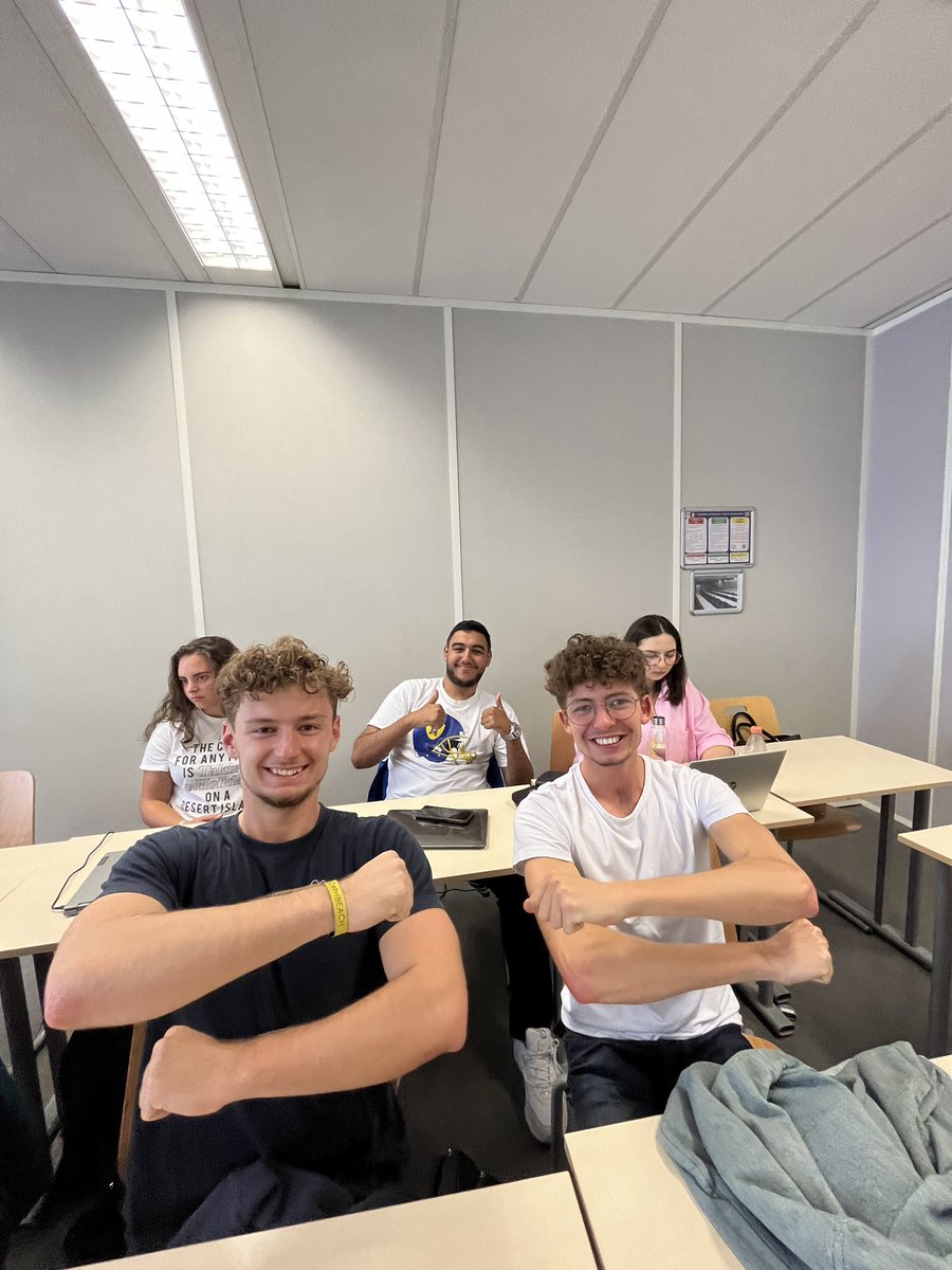 charlottecvlrr's tweet photo. Notre seul cours de la semaine en digital et pas des moindres puisque nous avons passé 6h avec Renaud.
ThĂšme dâaujourdâhui:
âQuâest ce quâinternet ? đ€Ż
Nous pouvons voir que Mr RoualdÚs a été trÚs impliqué ! #dbbach #internet #tbseducation @tbs_education https://t.co/uNe2osX5JU