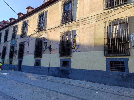 Hace poco más de un mes comenzó a actuar el escuadrón antigrafiti de #Almeida al grito de: 

“Ni Pantone ni Patrimonio”

O eso parece, viendo el resultado 😏 

HILO 🧶👇🏽