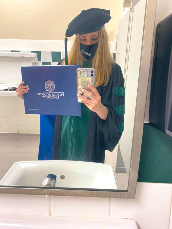 UTMB_Pathology's tweet photo. #ResidentSpotlight on Jolie! @JolieKrooks moved from one beach to another for residency. She loves the view of the water while running along Seawall. Her interests seem to depend on what service she’s on. ☺️ Outside of residency, she loves sports.#PathMatch2023 #PathTwitter https://t.co/8HJUFpeJ4q