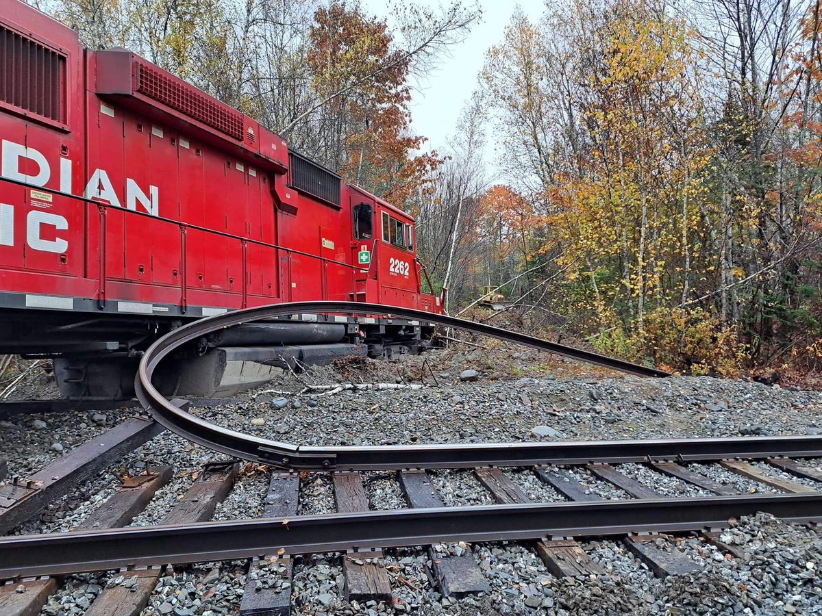 FoxABCMaine's tweet photo. Train derailment in Orneville https://t.co/L5mKmk1cQ8 https://t.co/kaNl4MguUk