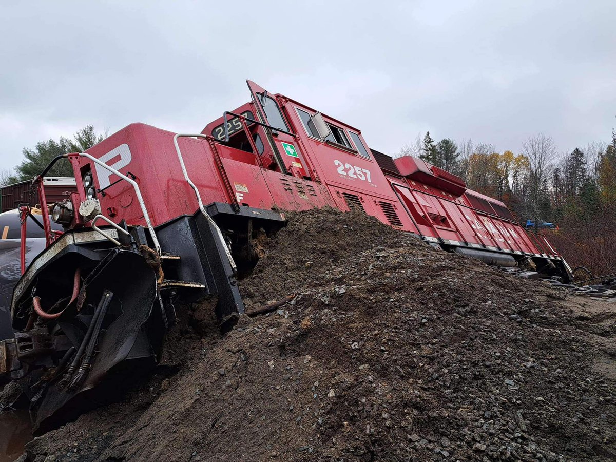 FoxABCMaine's tweet photo. Train derailment in Orneville https://t.co/L5mKmk1cQ8 https://t.co/kaNl4MguUk