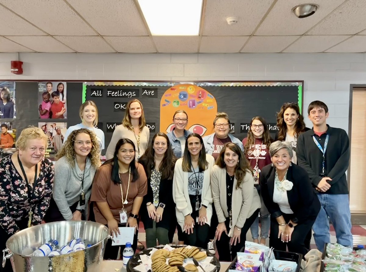 mrs_pizzino's tweet photo. Thank you to all the amazing students, families, and staff that joined us for our #OneStatelinerStory celebration at PES. #choosekind #wonder π @PAWSitivelyPES https://t.co/10nKrmo4ZQ