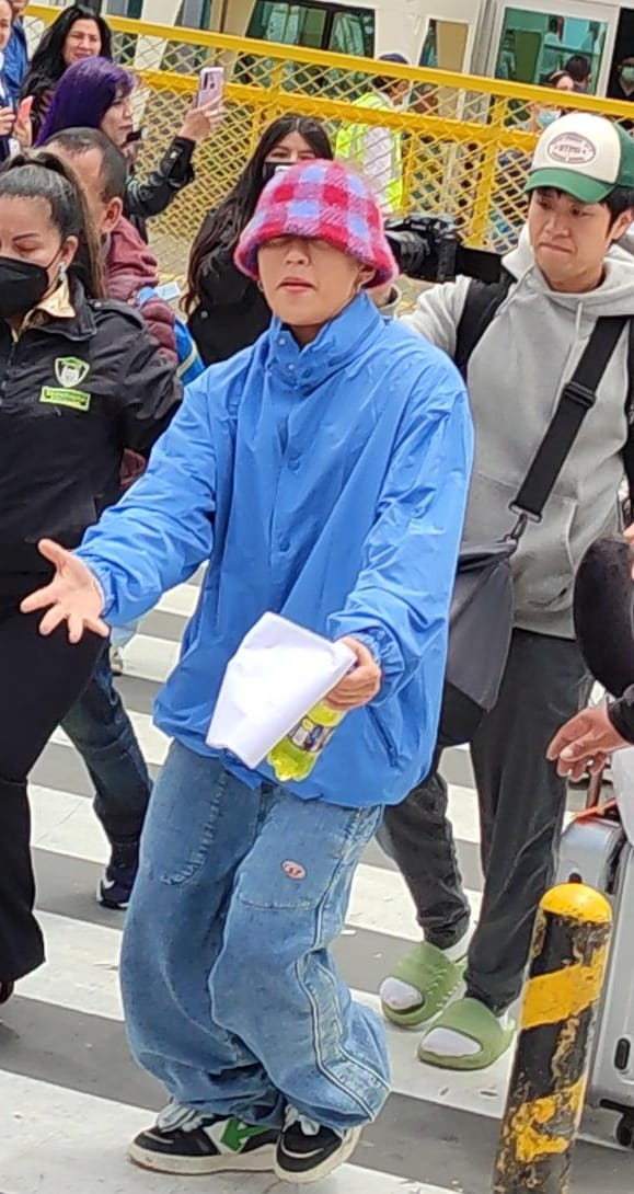 ghina0811's tweet photo. Dabin tipo, pasen las chelas chicas . Con su Inka Kola en la mano Amoooo~~~~ 😂😘 @_DPRLIVE  #WelcomeToPeruDPR #TheRegimeTourInPeru #WeLoveDPR 🇵🇪💕 https://t.co/0bSthO4yQU
