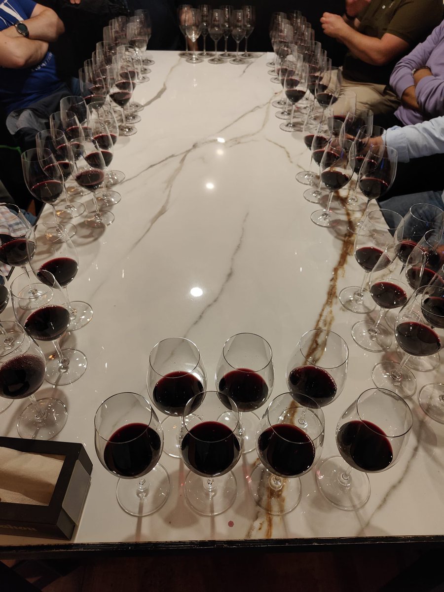 vinosyvinazos's tweet photo. Hoy cata ciega @DORibera 2019.Ganador,pese a su criticada fama,@PagoCarraovejas .De cerca,#tomaspostigo y @BosqueMatasnos.Claro perdedor,sorprendentemente, #Malleolus @emilio_moro.#torralvo @BodegasVizcarra #puntogeodesico @BodegasTrus #terraincognita @BodegasVilano ahí ahí. https://t.co/wCKF7VoFGe