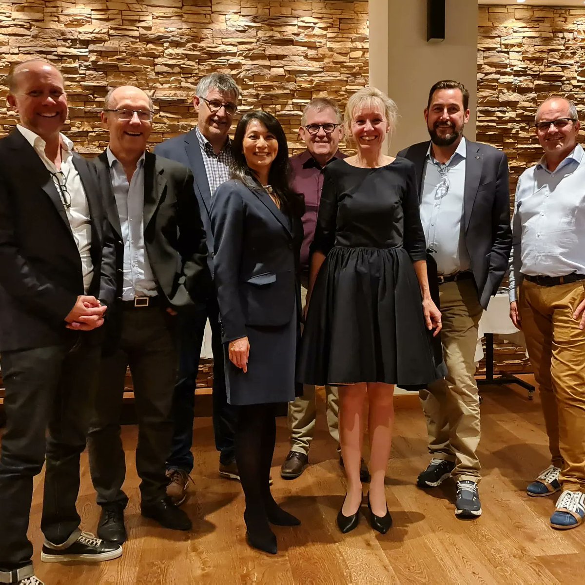 LorenzIlg's tweet photo. #GLP #Unternehmer:innen wählen Ursula Lindauer!
Heute sprachen wir über die #Wirtschaftsordnung der #Zukunft aus:
#Digitalisierung &amp; #Robotik: ersetzen gefährliche, langweilige und repetitive #Arbeiten - neue #Jobprofile entstehen.
#Ausbildung neu #agil &amp; #digital.
#RRWahlen2022 https://t.co/qVPhvn4Yro