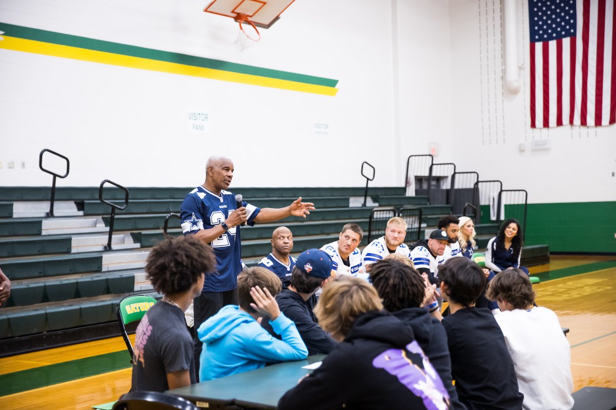 Building winning character ⭐️🏈📚 #DallasCowboys players and @DCCheerleaders held a @CharacterPlaybk event at @GriffinMSGators yesterday about character development and helped the students work through different challenging scenarios.
