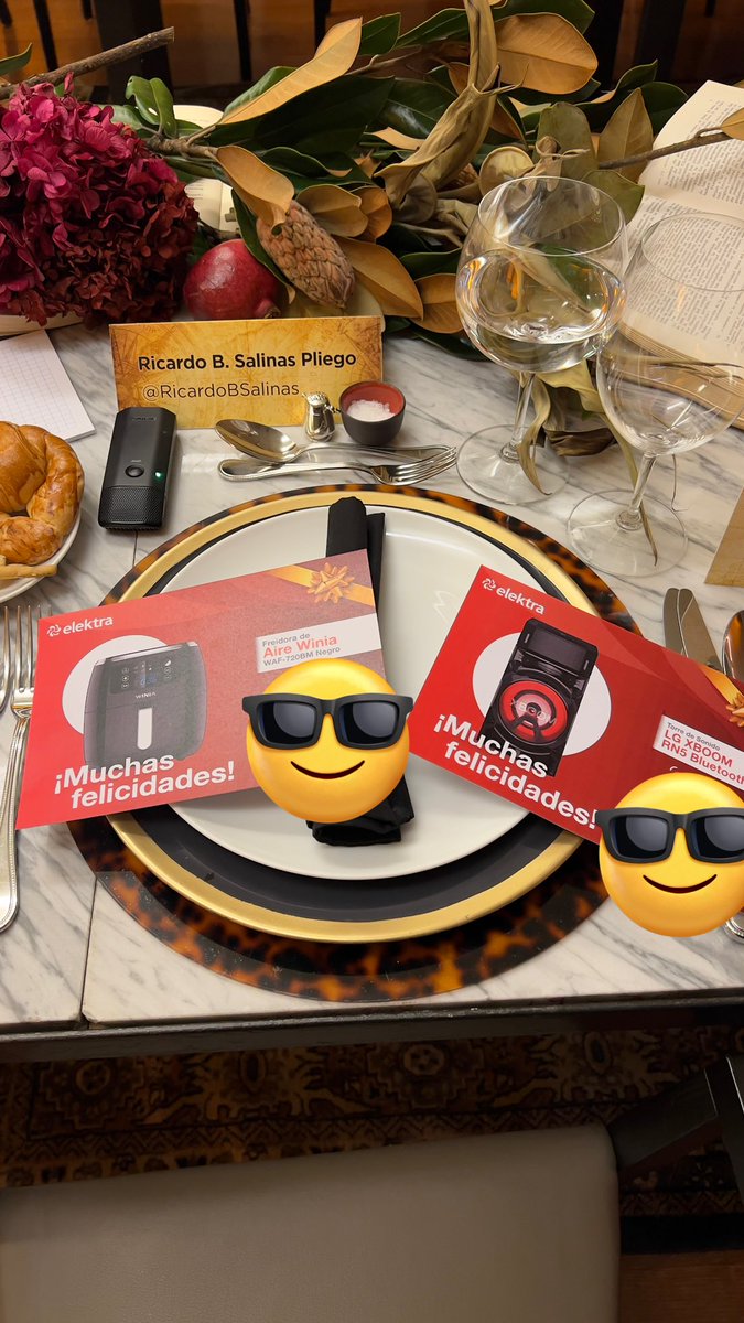 RicardoBSalinas's tweet photo. ¿Quién quiere estos regalos? Vamos a hacerlo bien fácil, van a comentarme aquí en esta publicación cuáles son sus mejores #MemoriasElektra y luego van a darle RT a esta publicación, yo escojo al ganador o ganadora… ahhh y tienen que seguirme a mi y a @ElektraMx 😌😜 https://t.co/dns1RyZaVX