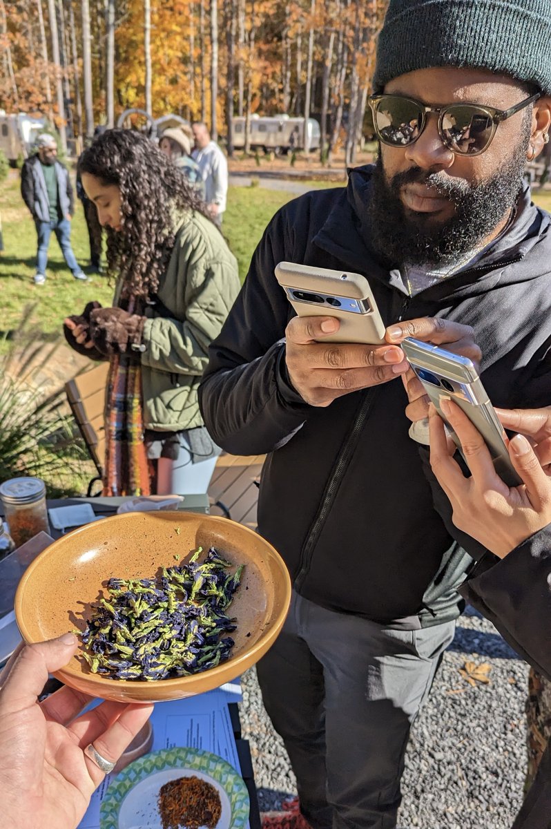 GooglePixel_US's tweet photo. Who knew tea blending could be so beautiful? 😍

#TeamPixel
#CampPixel https://t.co/5qdxMxmLDt