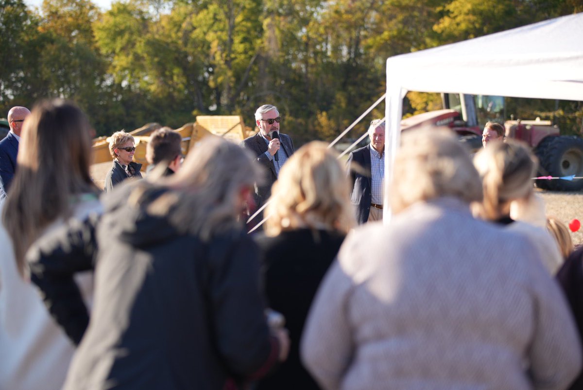 Another #READI groundbreaking today in #Princeton. “The District” will add high quality workforce housing for an area overflowing with opportunity. #nextlevelindiana #workherelivehere 🏘️