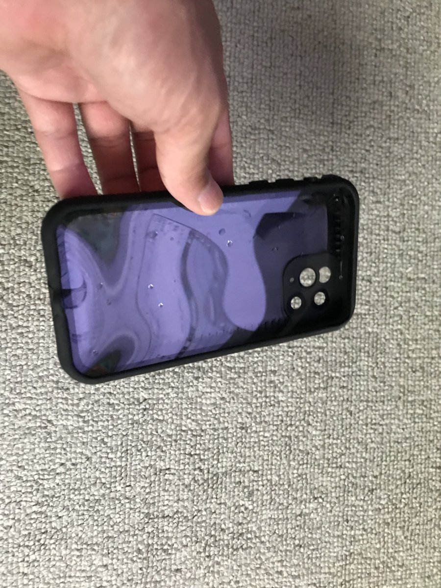 moyuk_SUP's tweet photo. サップやアウトドアに欠かせないスマホケースを購入。
これまではLIFE PROOFのフルガードしてくれるケースだったけど、予算の都合から新しい相棒の保護はROOT CO.に。
2枚目写真はlife proof。
#スマホケース
#ROOT_CO
#iPhoneケース https://t.co/5hDbwcogyo