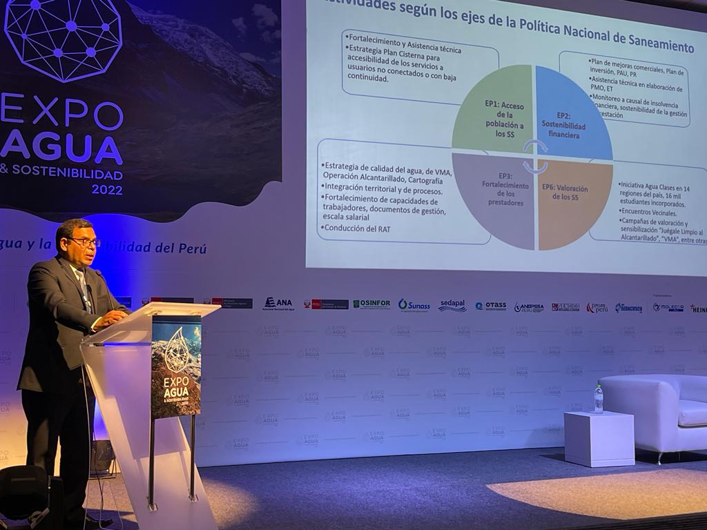 OtassPeru's tweet photo. Durante la @ExpoaguaPeru, el director ejecutivo del #Otass, @HectorBarredaD, calificó el caso de @MoqueguaA como "hito" en la política de saneamiento que impulsa @viviendaperu, ya que revertió su causal de insolvencia financiera y económica, convirtiéndose en una EPS sostenible. https://t.co/jwHXnf2omY