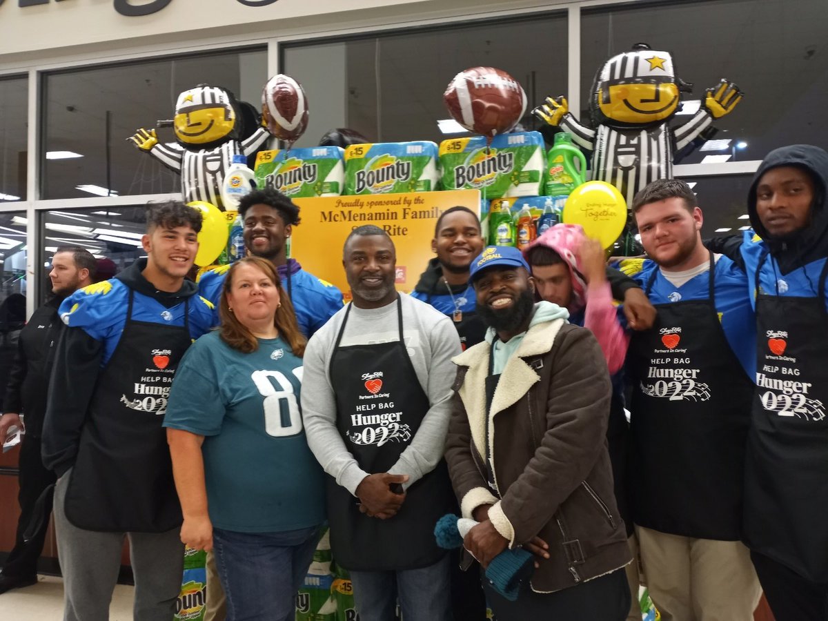 GDub_Eagles_FB's tweet photo. So grateful for the opportunity to help the community with @36westbrook Thank you, @ShopRiteStores #PartnersInCaring #TeamTogether https://t.co/rnKCZ2xTkx