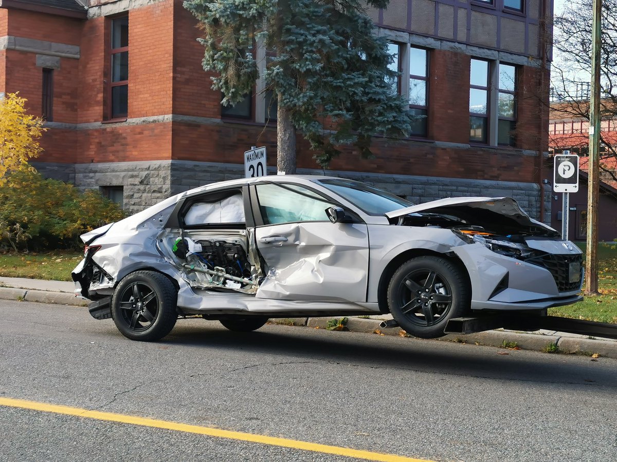 Demoness63's tweet photo. Yup... I was saw it all play out before my eyes and then the Hyundai kissed my front end. 😠 #tboned  no injuries https://t.co/FvarBPdnu0
