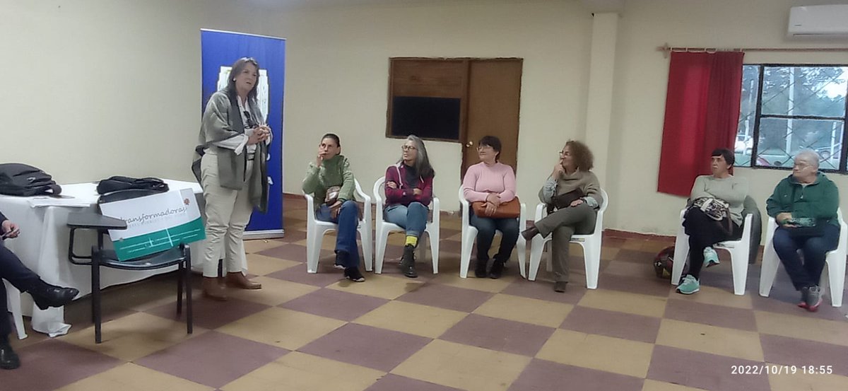 mercedesantia's tweet photo. En el Municipio de Villa Sara, Treinta y Tres, linda reunión con el equipo de DGDR, conversando sobre el registro de productor familiar y los beneficios que brinda y del crédito EMPODERA, para mujeres rurales, compromiso cumplido del Plan Nacional de Género Agro.
En Marcha! https://t.co/L06zXyUmBq