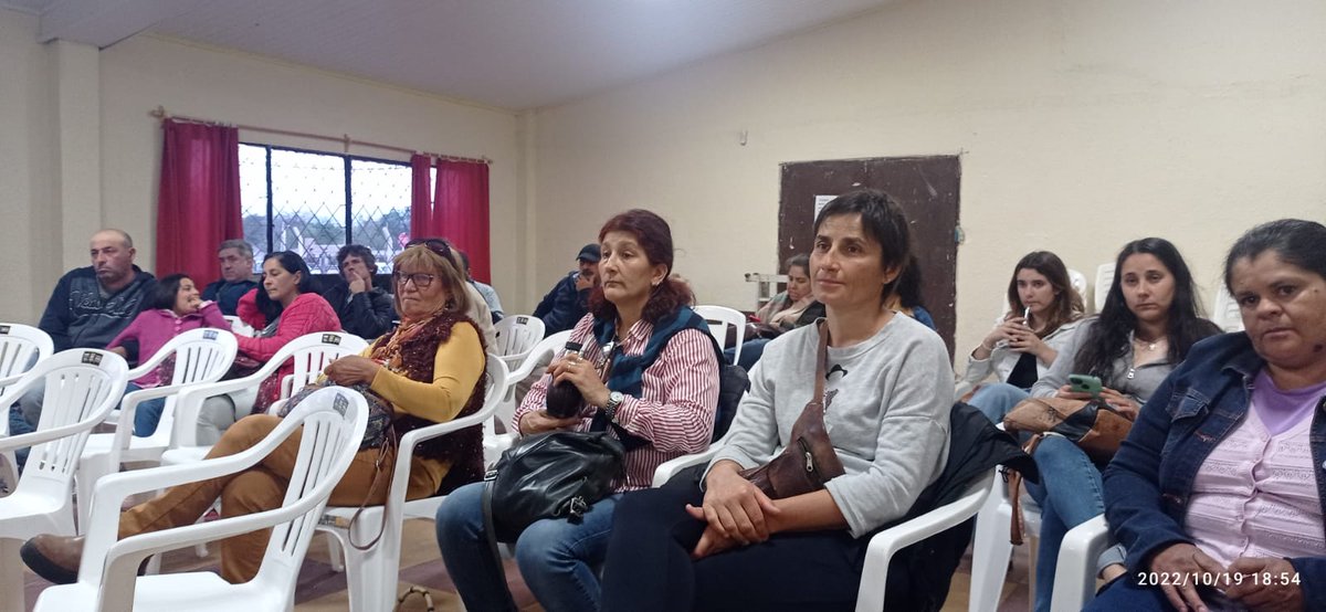 mercedesantia's tweet photo. En el Municipio de Villa Sara, Treinta y Tres, linda reunión con el equipo de DGDR, conversando sobre el registro de productor familiar y los beneficios que brinda y del crédito EMPODERA, para mujeres rurales, compromiso cumplido del Plan Nacional de Género Agro.
En Marcha! https://t.co/L06zXyUmBq