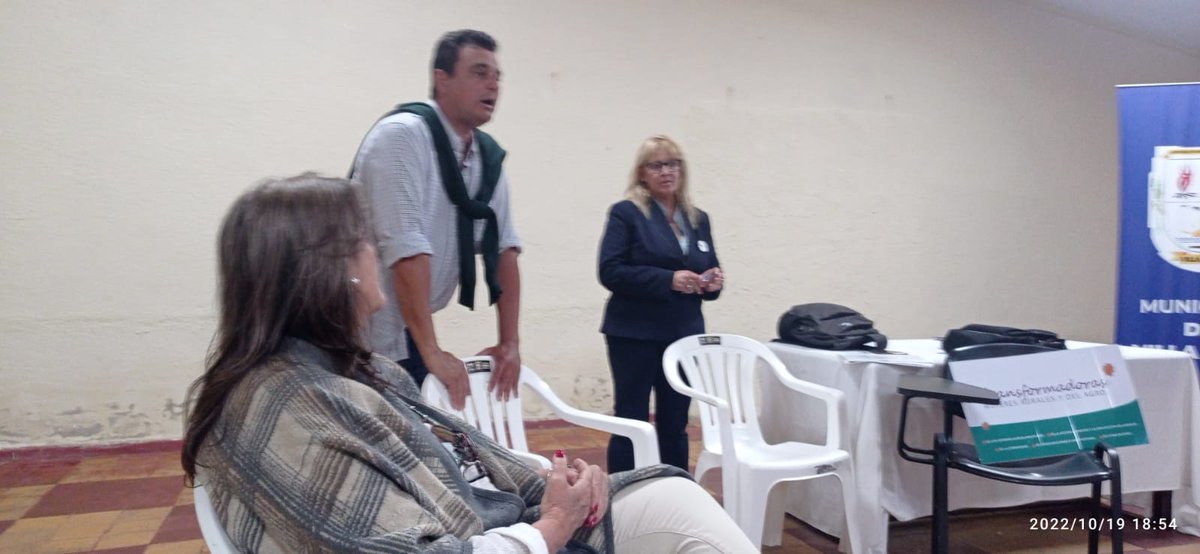 mercedesantia's tweet photo. En el Municipio de Villa Sara, Treinta y Tres, linda reunión con el equipo de DGDR, conversando sobre el registro de productor familiar y los beneficios que brinda y del crédito EMPODERA, para mujeres rurales, compromiso cumplido del Plan Nacional de Género Agro.
En Marcha! https://t.co/L06zXyUmBq