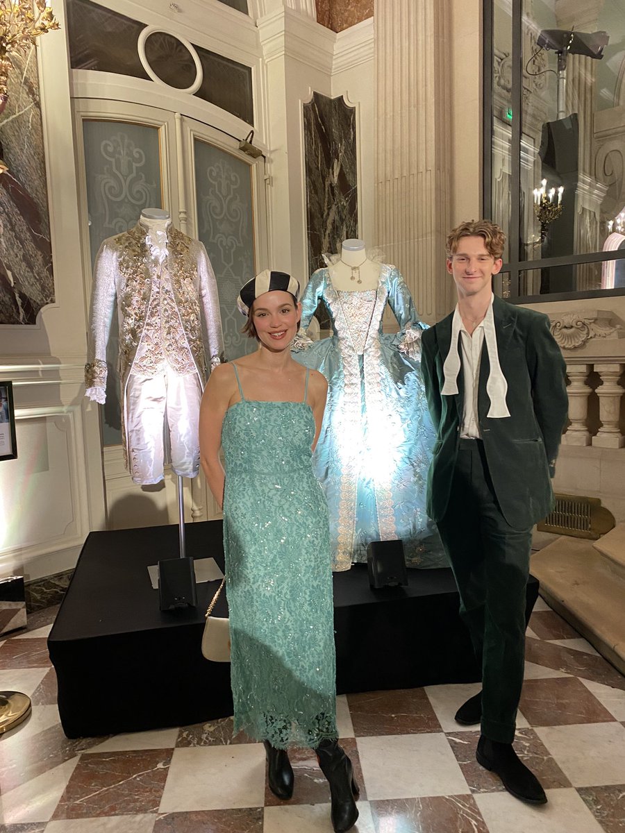 constancejamet's tweet photo. Lancement royal pour #MarieAntoinette qui arrive sur @canalplus le 31 octobre. #EmiliaSchule et #LouisCunningham ÃĐtaient raccord avec leur garde-robe royale. Bravo @DelphineHuchet et @MaloEvene ððū https://t.co/xOyq0Kuxbw