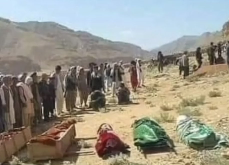 پنج مسافر هزاره ساعت ۶ شام روز یکشنبه ۱۴۰۱/۰۲/۰۶ توسط افراد ناشناس تیرباران شده اند، این پنج مسافر باشنده ولسوالی درصوف بالا ولایت سمنگان بودن!
#StopHazaraGenocide