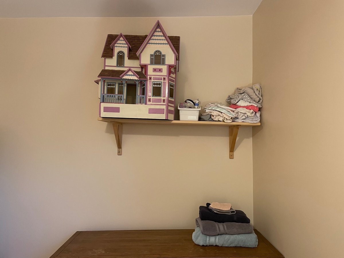 MirandaWinters_'s tweet photo. Something I love about my elderly house is that when you hang shelves and pictures with a level it creates a terrifying optical illusion https://t.co/LyScmtItGV