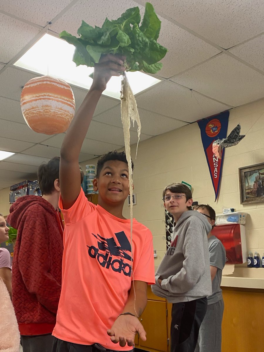 EMS7Science's tweet photo. Always enjoy harvest day. 7th Hour brought an incredible spread to go along with the hydroponically grown lettuce!  #WeAreEMS #twobagsofbaconbits https://t.co/9lbWG34frW