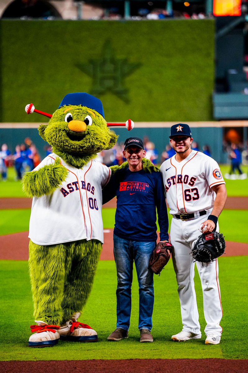 ppisters's tweet photo. Great to see you in NYC @DrVickersMSK! With @Astros vs. @Yankees in the #ALCS – representing our outstanding cities and cancer centers, @MDAndersonNews and @MSKCancerCenter – how about a fun challenge? If we win, dinner is on you and you wear Astros gear of my choice? #EndCancer https://t.co/1oJmvlOJPS