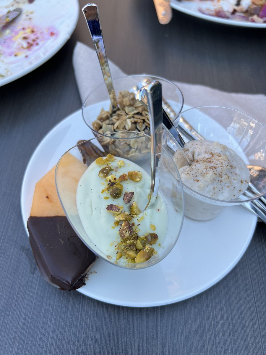 tanumihardj0's tweet photo. I’ll say - no conference has better food than the #TKRC22. Mostly plant-based and focused on sustainability.
Awesome job, UCLA and their incredible chefs 👩🍳👨🍳 in making this possible!
#HarvardChanSPH #HSPHnutrition #UCLA #teachingkitchens #foodismedicine https://t.co/nmUkqaW48J