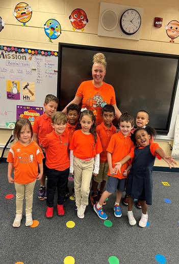 Diplomat_Elem's tweet photo. Unity Day-wear Orange they said. So they did #mswilliams #sheerjoy #upfront #orange #leetweets https://t.co/KQfL2TzaXL