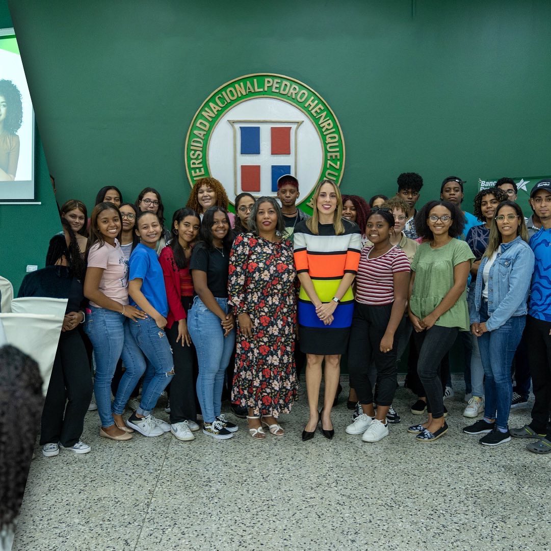 PromericaRD's tweet photo. Continuamos celebrando el #Mesdelahorro, en la tarde de ayer tuvimos el privilegio de impartir nuestra segunda charla en universidades, esta vez a los estudiantes de la @UNPHU, donde nuestra Gerente de Productos y Banca Seguros @elicomrd compartió brillantes y prácticos consejos: https://t.co/GvFrr66v2y