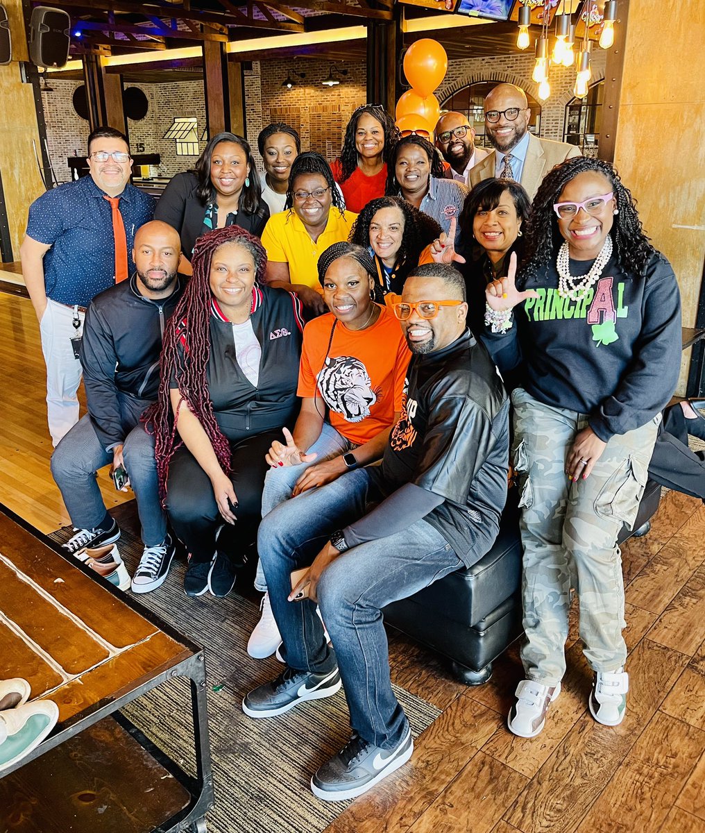 Work Hard. 💪🏾Play Hard. 🎳 
PrinciPALS @LancasterISD Thanks @ksimpsonPRpro! (Please note: We were the winning team until @Athornhill and all of his strikes!) 🎳
#NationalPrincipalsMonth