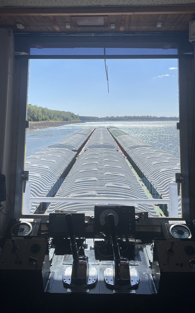 Tiny2Sum's tweet photo. Record low waters has the lower river boats pushing 15, instead of their normal 35-40. An easy tow, unless youโre dragging bottom. #LowerRiver #RecordLows #Pushing15 #WheelHouse #RVLife #TowBoater #TowBoatWife #TowBoatCaptain #Mississippi #RVLiving #Barges #TowBoat #SouthBound https://t.co/bOiRUnkuIu