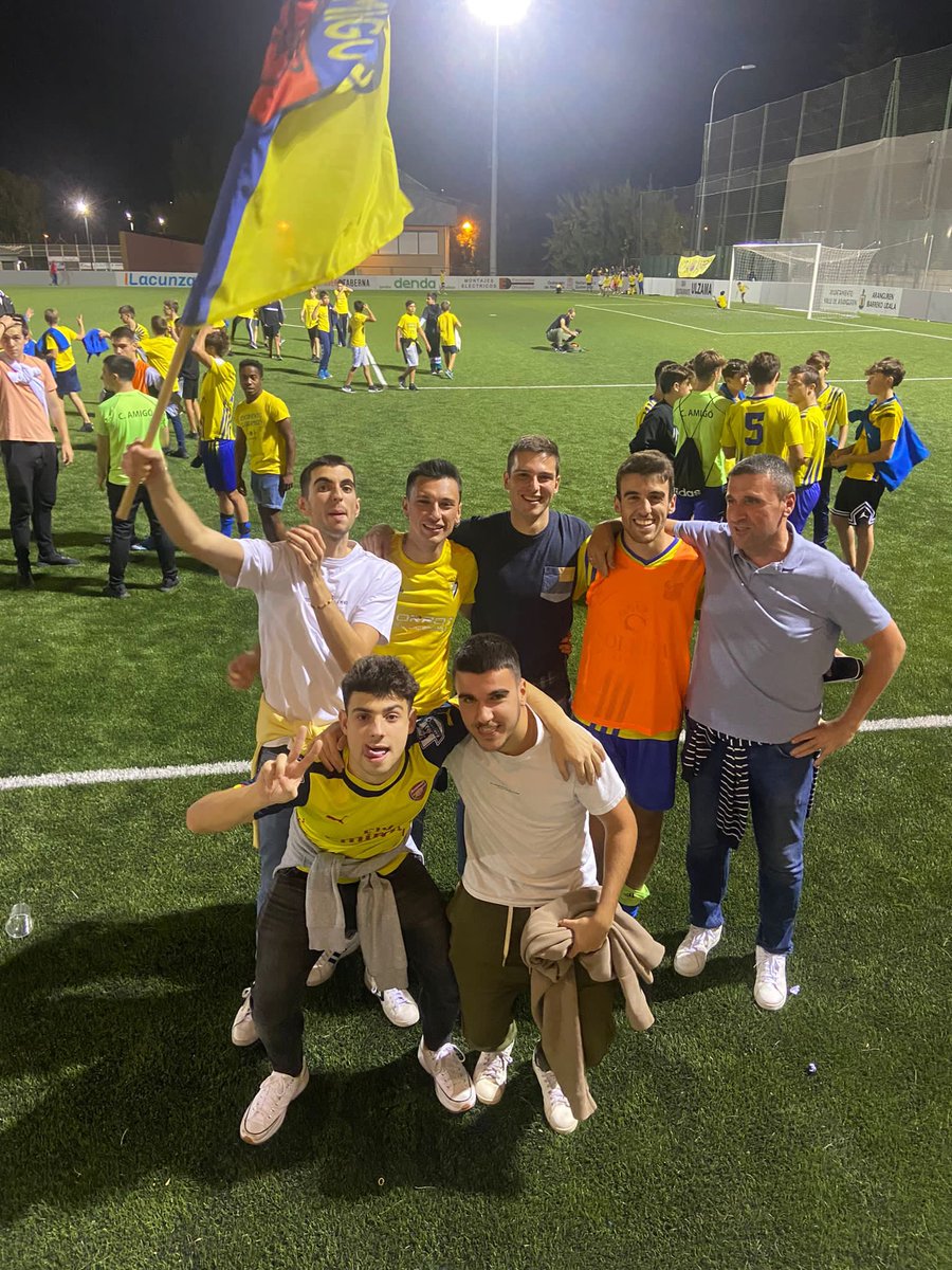 ipqlokal's tweet image. Pues nos hemos ido hasta Navarra pa ver como @elcejas era la primera persona que ponía el balón en juego en esta Copa del Rey 22-23.

Partido bastante castaña, y castaña la que hemos pillado los de la grada, 0-3 caer, mañana algunos ha levantar el país, otros a tocarse le nabo.