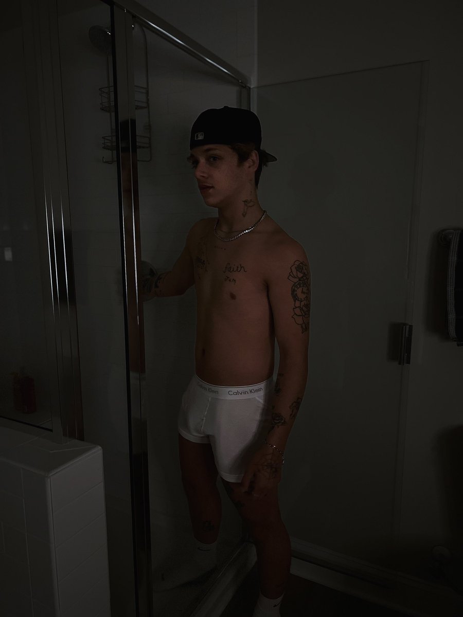ofshortyxd's tweet photo. Who wants to shower with me #explore https://t.co/ws0VFisvNk