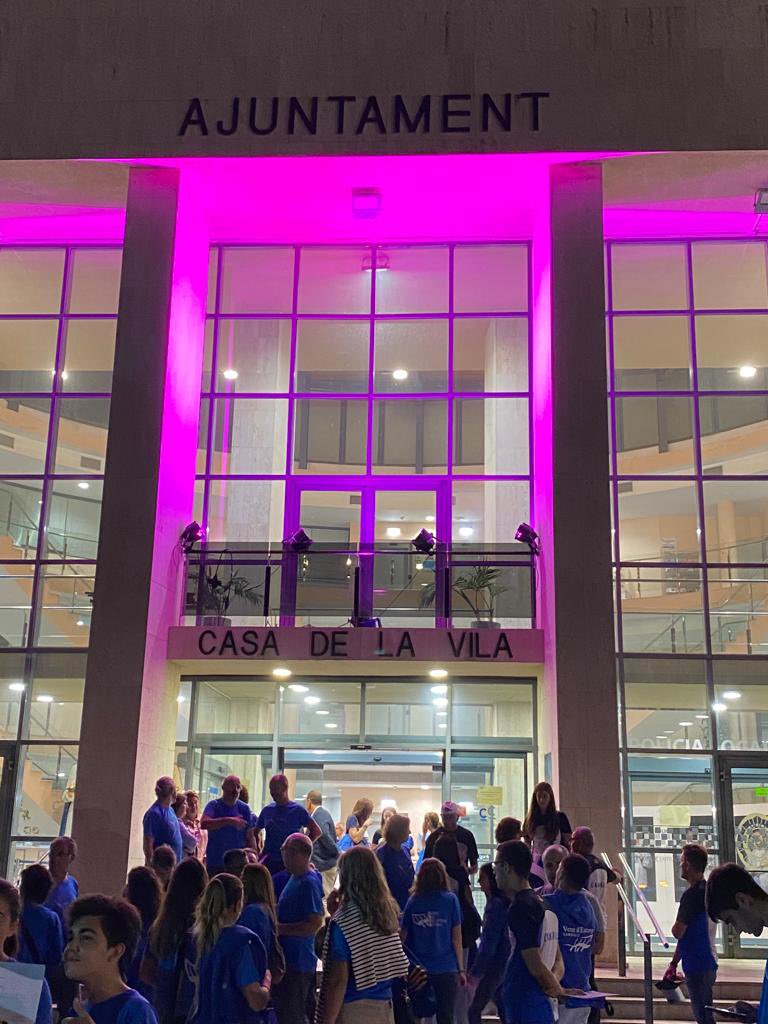 Avui, amb motiu del Dia mundial contra el càncer de mama, la façana de l’Ajuntament de Cambrils s’il•lumina de color rosa per adherir-se a la campanya de detecció precoç d’aquesta malaltia i donar suport a totes les dones i famílies que l’han patit.