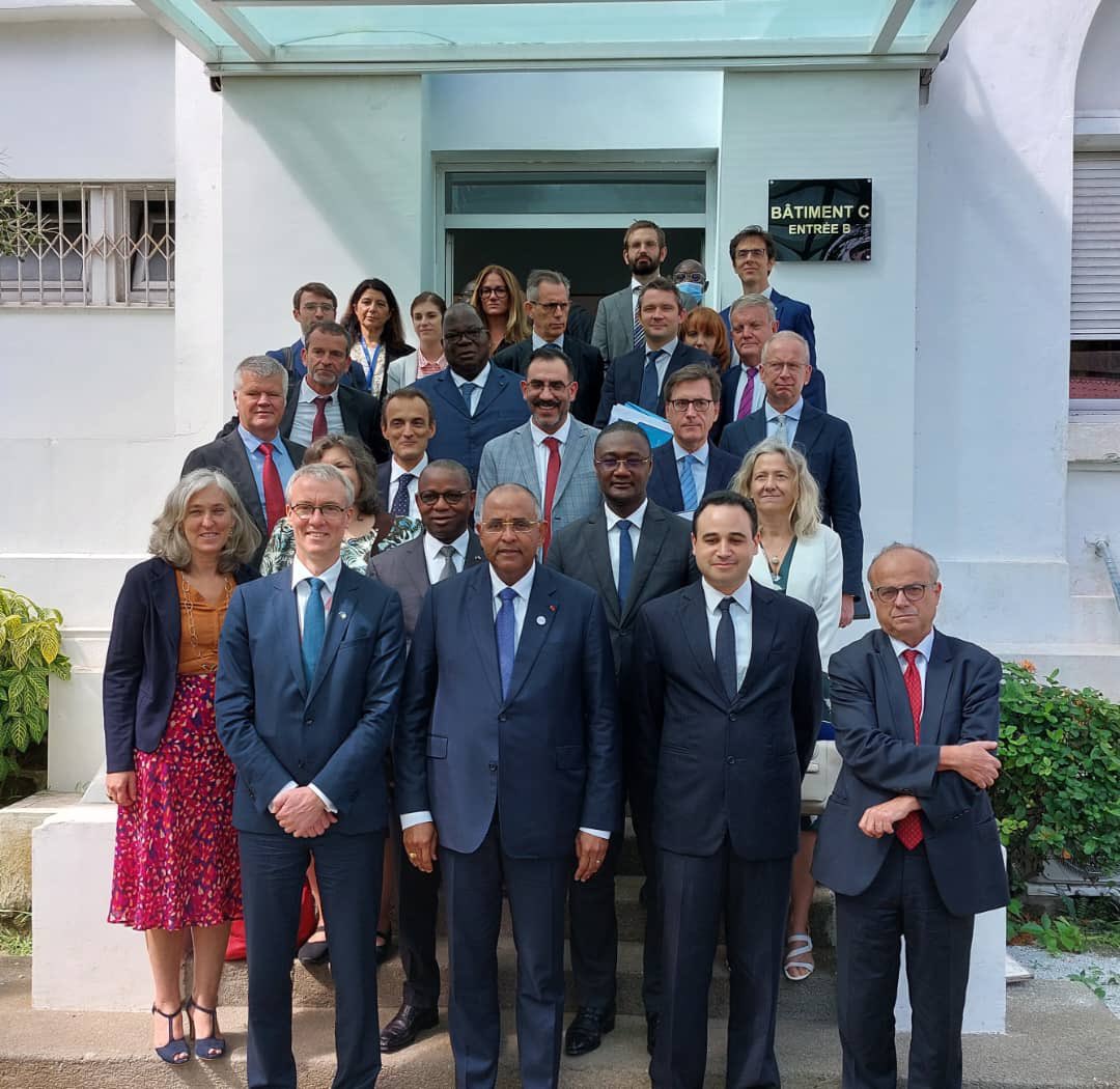 Dialogue de haut niveau sur le cacao durable avec le PM #PatrickAchi: accent sur les revenus décents x les agriculteurs, ce qui va entraîner une durabilité sociale et environnementale. <a href="/KoenDoens/">Koen Doens</a> et les Amb. UE et Suisse présentent un 1er paquet de 38 m€.