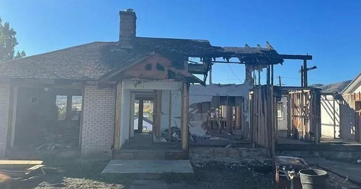 CBSNewsColorado's tweet photo. Burned home in Golden listed for $840,000 https://t.co/5etzshb9Uu https://t.co/jcyy2cP64r