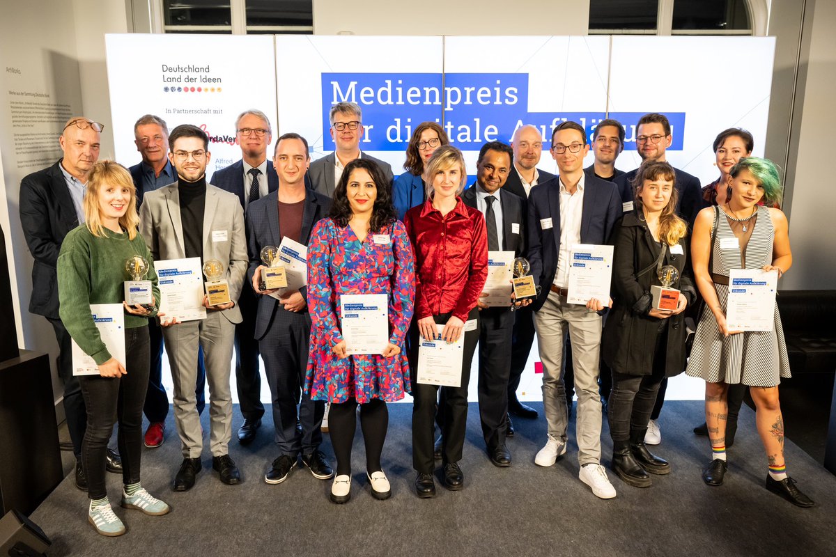 Das sind die #medienpreisdigital Preisträger &amp; Preisträgerinnen 2022 – Herzlichen Glückwunsch! Hier erfahren Sie, wer gewonnen hat und welche Beiträge in den 4 Kategorien ausgezeichnet wurden: land-der-ideen.de/wettbewerbe/me… <a href="/burda_news/">Hubert Burda Media</a> <a href="/HPI_DE/">Hasso-Plattner-Institut</a> #BC4D <a href="/demokratieghst/">Demokratie stärken - Hertie-Stiftung</a> @AHG_Berlin