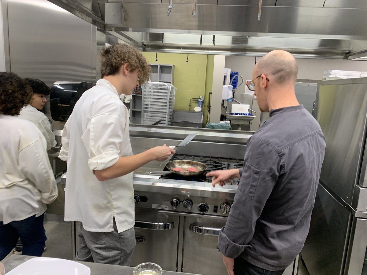 HKellyCG's tweet photo. Thank you Zak from Duke’s for inspiring our Culinary students! Student got a hands on lesson about the differences between grain fed and grass fed beef. Super cool! 🍔 #clsengaged #CareerExperienceProgram https://t.co/qQuLCAnQ09