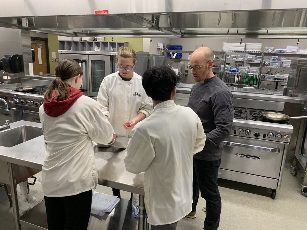 HKellyCG's tweet photo. Thank you Zak from Duke’s for inspiring our Culinary students! Student got a hands on lesson about the differences between grain fed and grass fed beef. Super cool! 🍔 #clsengaged #CareerExperienceProgram https://t.co/qQuLCAnQ09